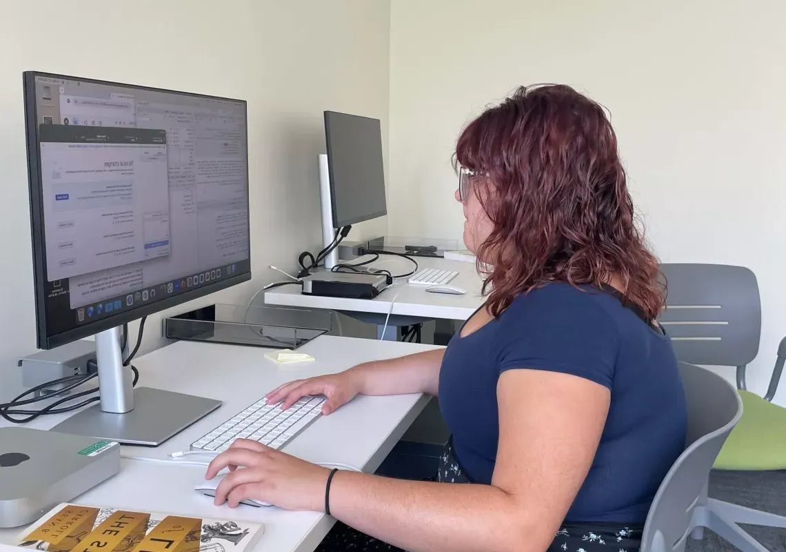 Nicole Cavalieri '26 works on the computer, creating teaching resources for the computing language R